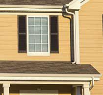 Freehold gutter cleaning, Yellow sided home with white aluminum gutters